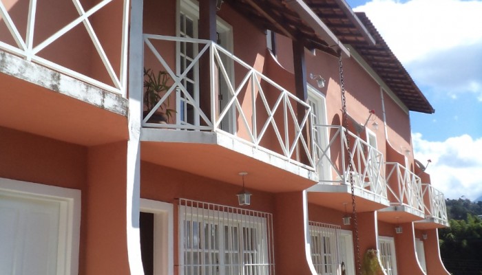 Imobiliarias em Teresopolis MP Imóveis-Casa triplex geminada em cond. a venda no Jardim Meudon